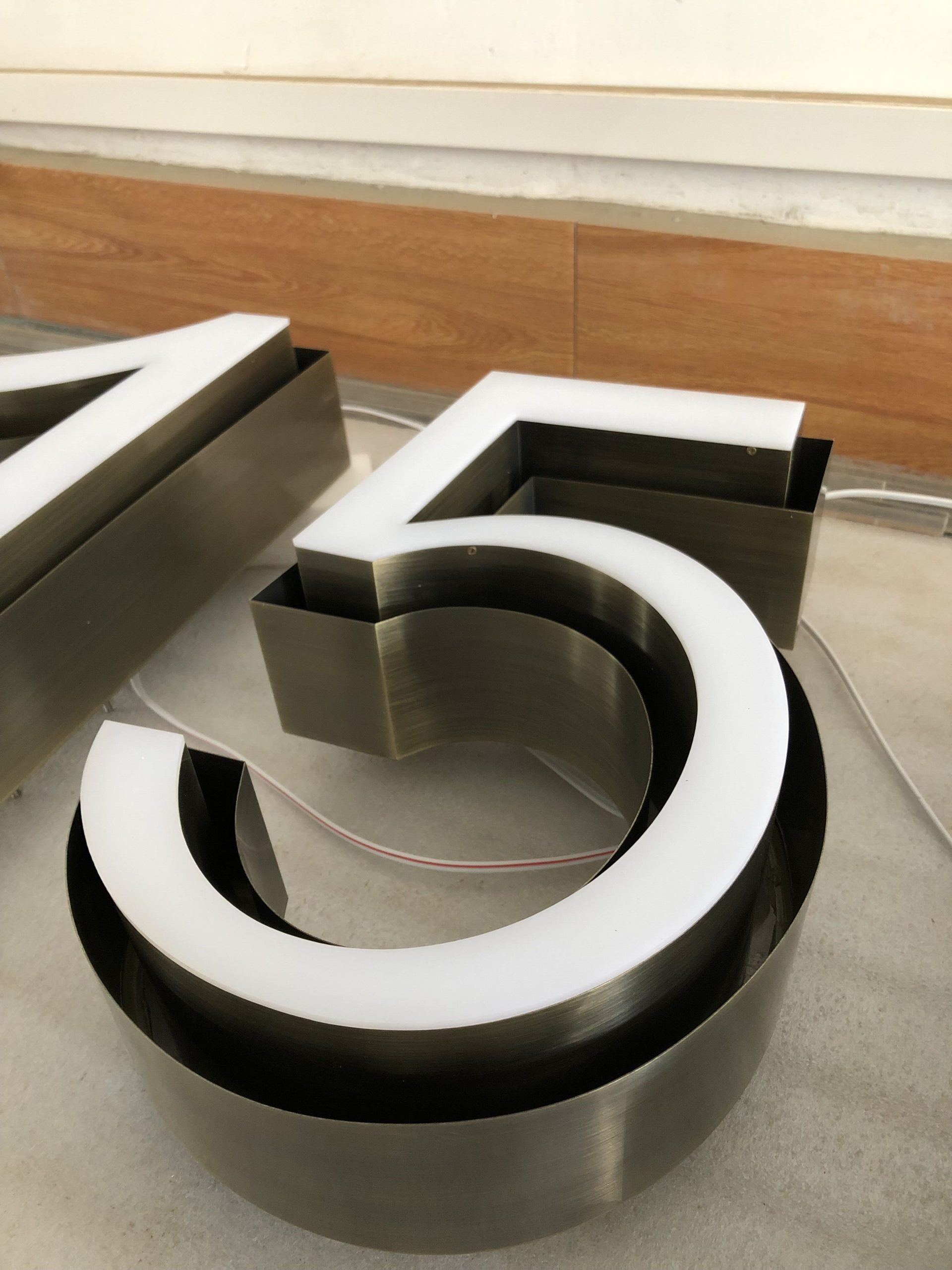 Outdoor channel letters in metal returns