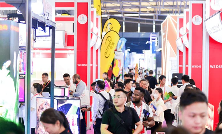 SIGN CHINA exhibition hall with signage and printing displays, as published by ME Printer