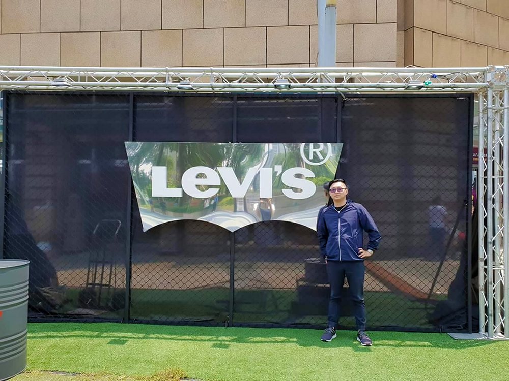 Levi's pop-up — acrylic letters on mirrored stainless