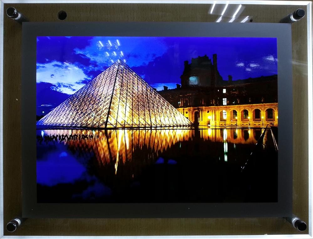 Wall-mounted crystal light box
