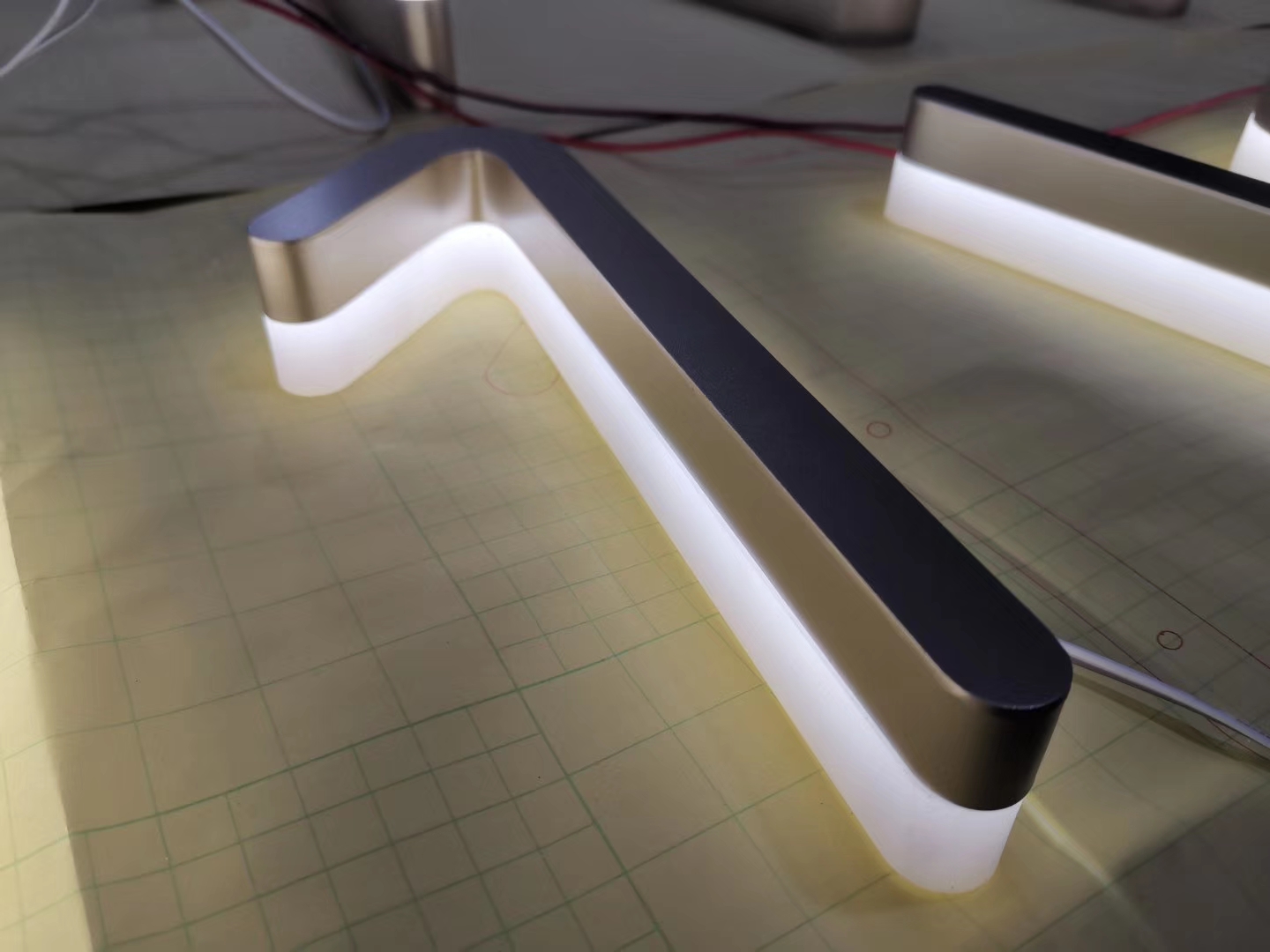 Fabricated Stainless Steel Logo and Letter Signs with Halo Effect插图1