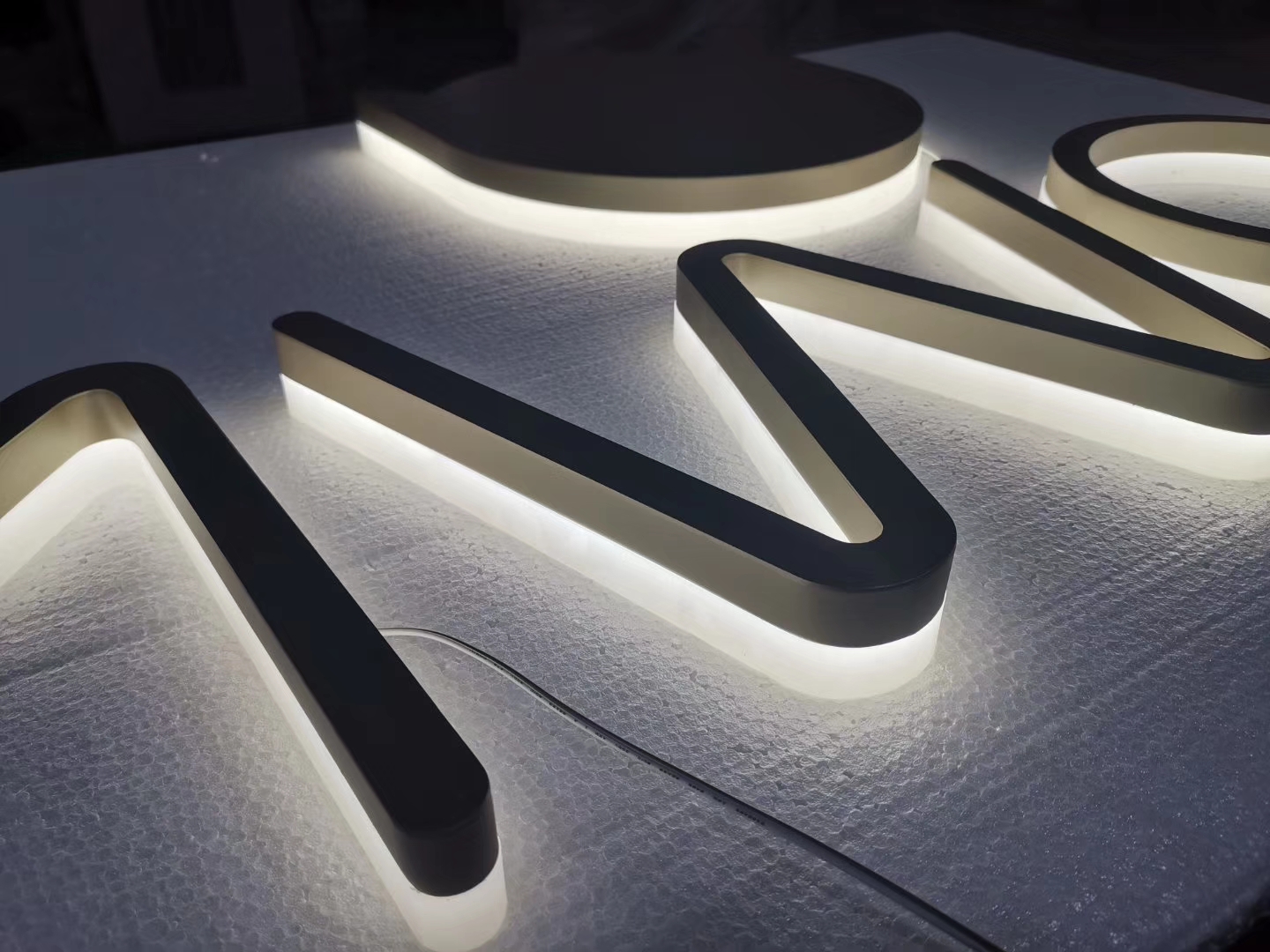 Fabricated Stainless Steel Logo and Letter Signs with Halo Effect插图