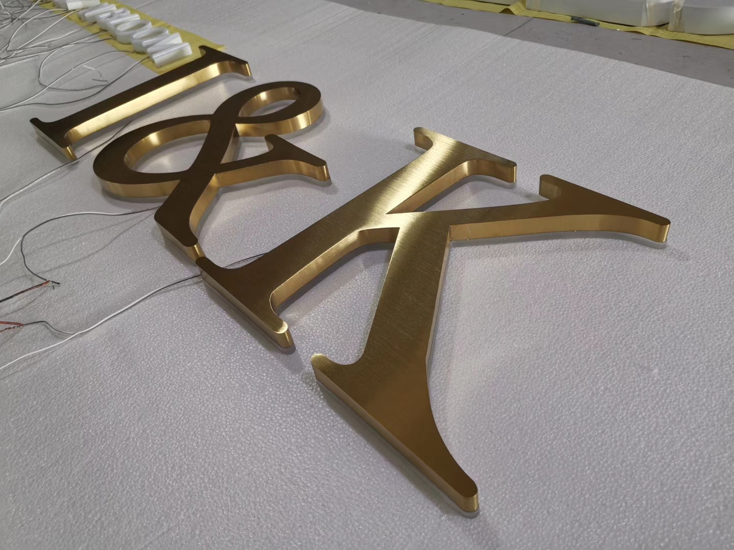 Electroplated Fabricated Stainless Steel Halo Light Letter Sign插图