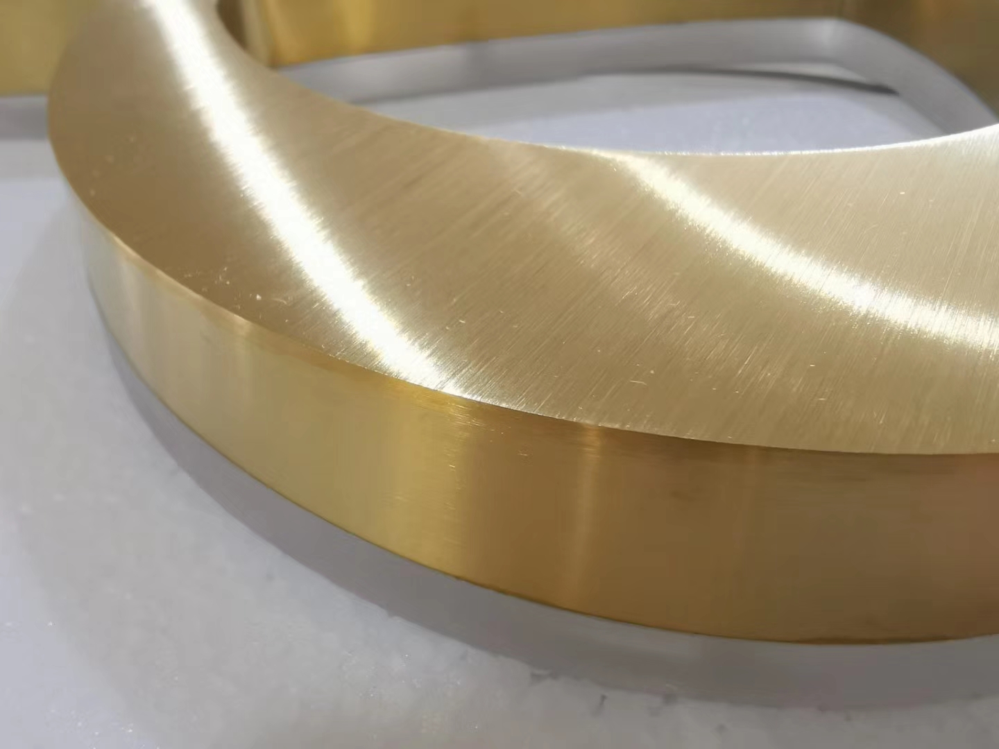 Electroplated Fabricated Stainless Steel Halo Light Letter Sign插图1