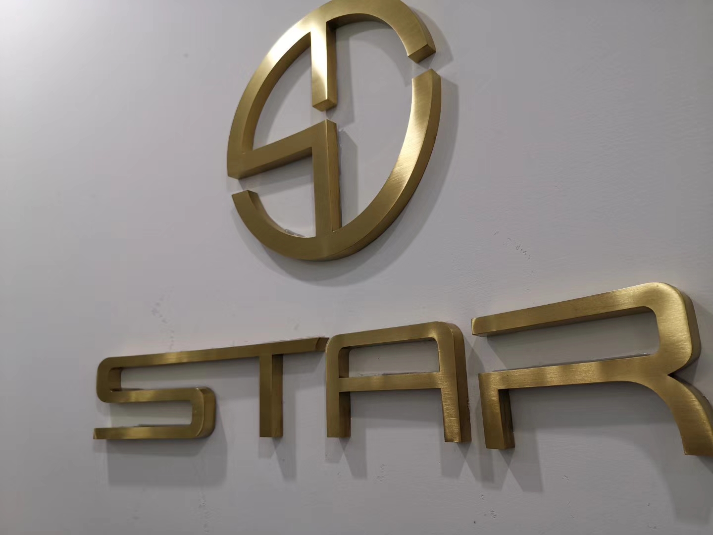 Fabricated Stainless Steel Signage with Electroplated Gold Finish for a Leading Chinese Electronics Brand插图2