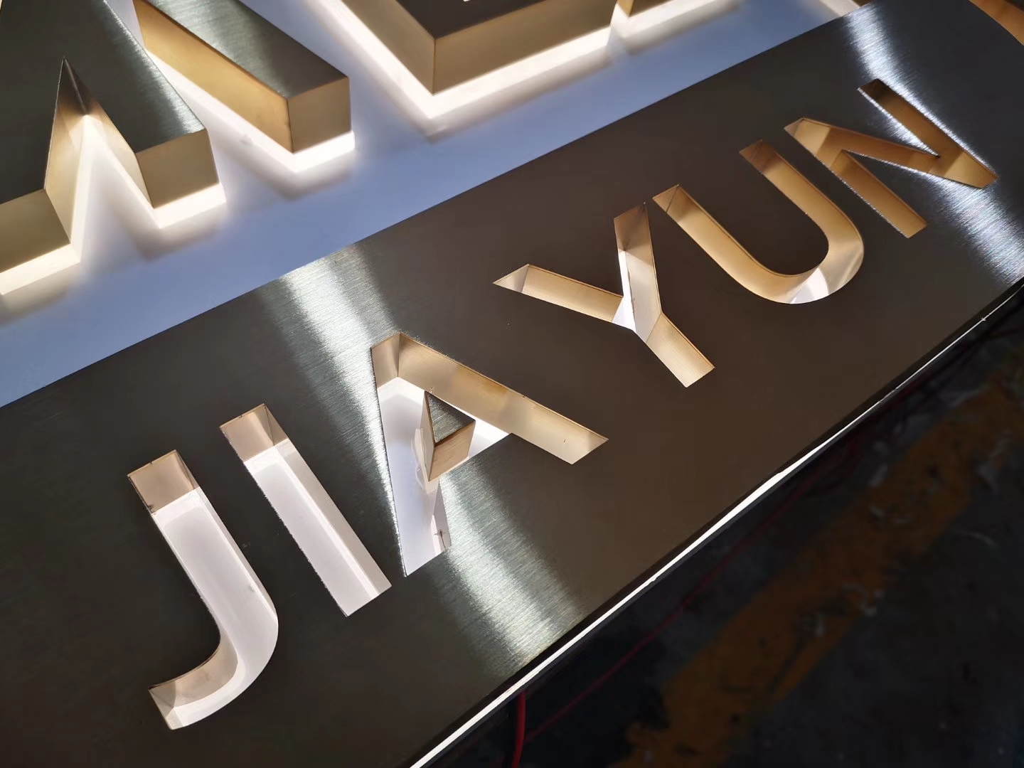 Halo Light 3D Letters with Horizontal Brushed Finish插图