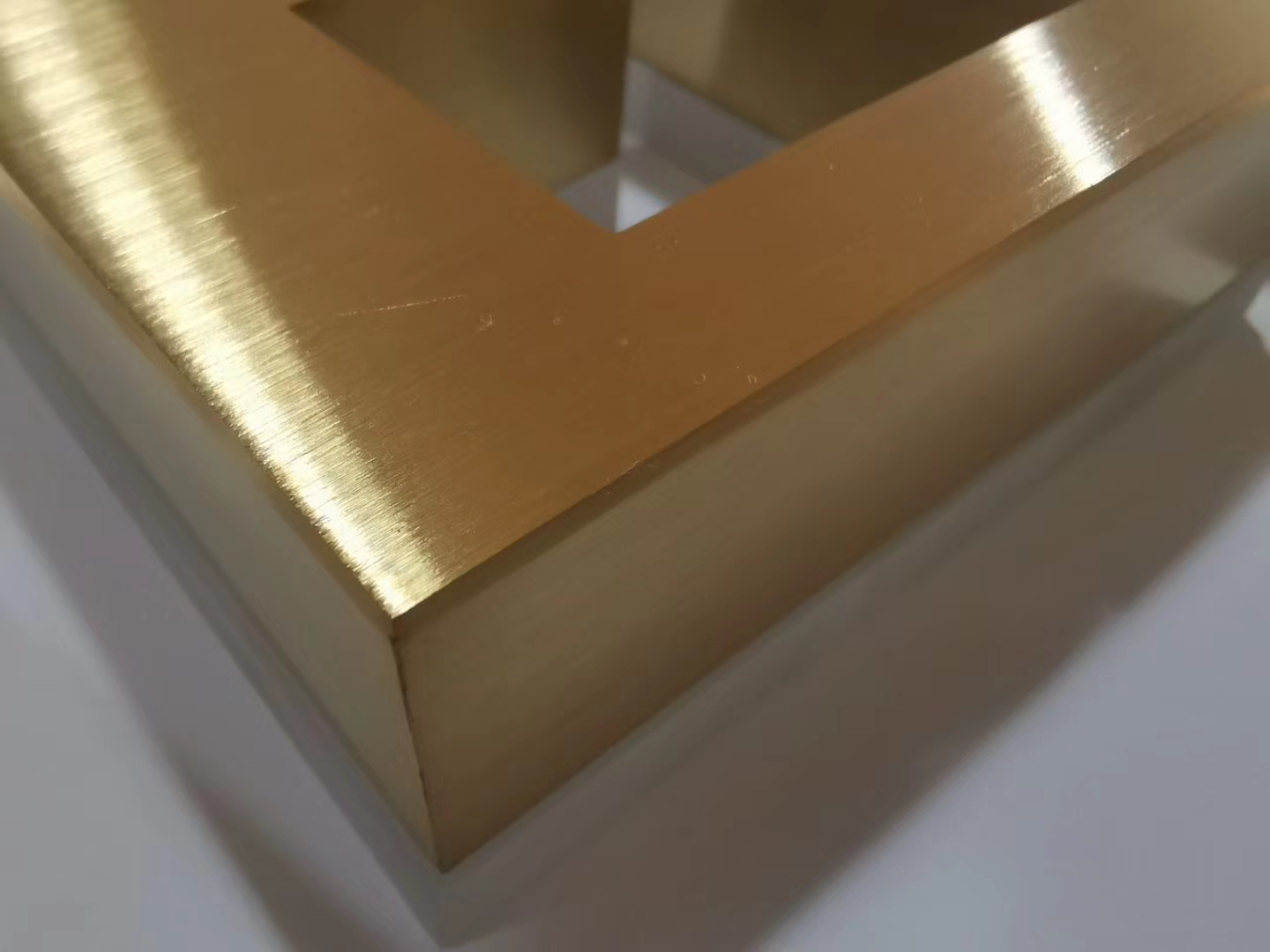Halo Light 3D Letters with Horizontal Brushed Finish插图1