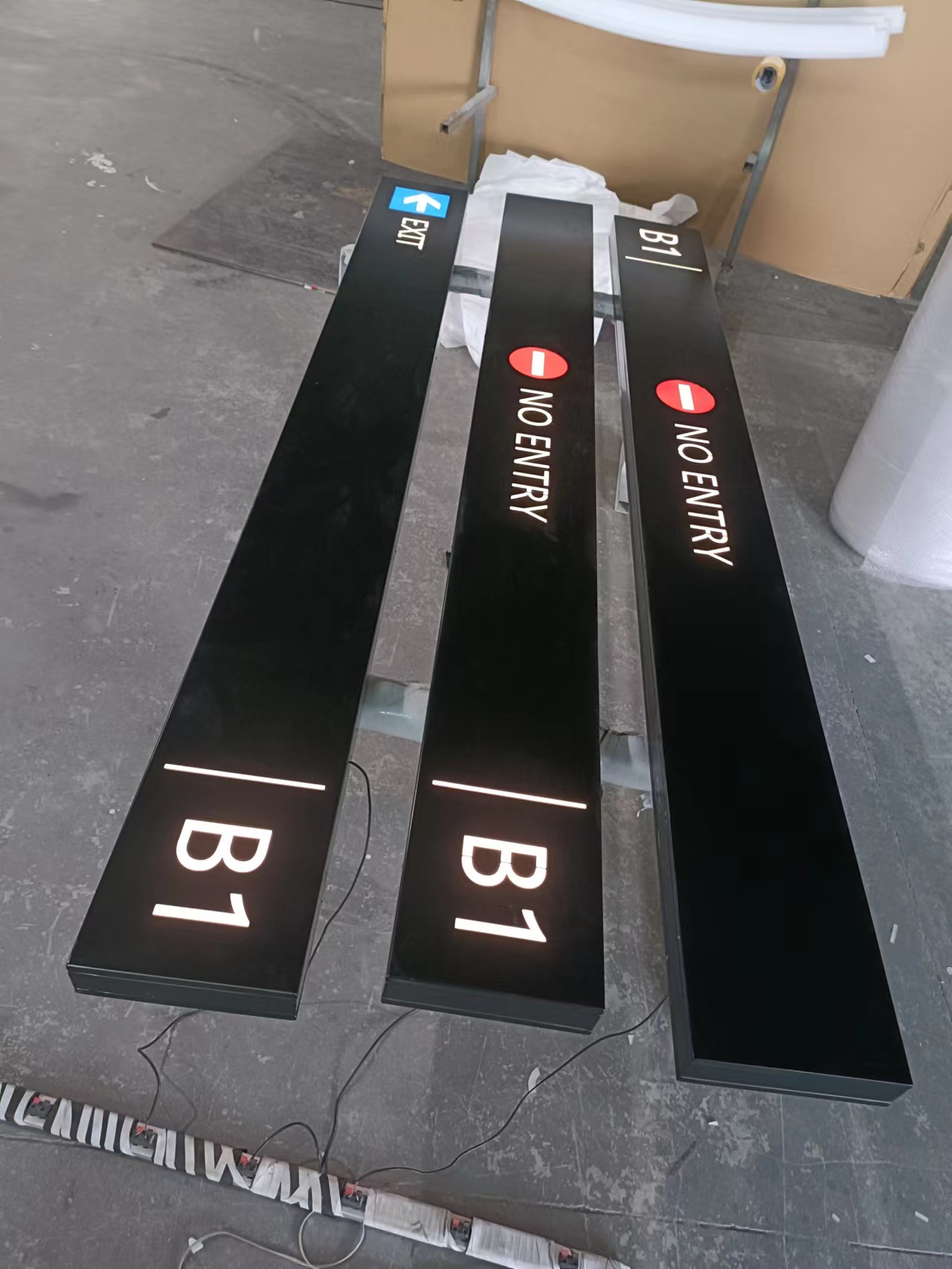 High-Quality Wayfinding Signage: Custom Fabrication with Premium Materials and Illumination插图